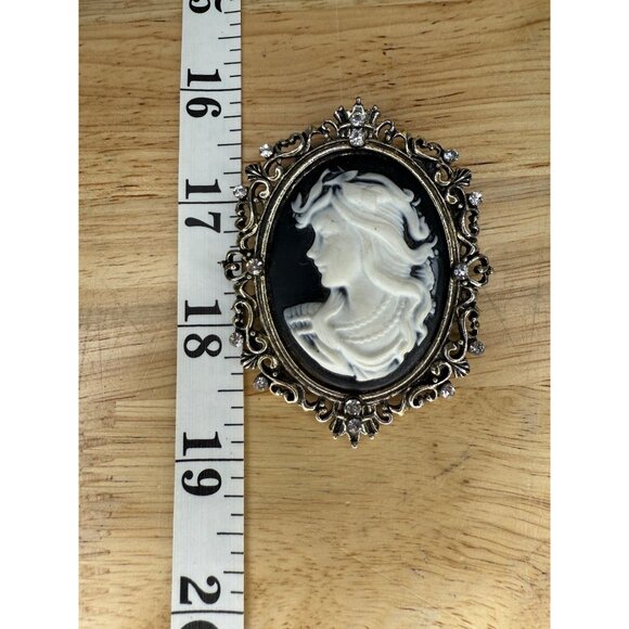 Vintage-Inspired Victorian Style Cameo Pendant With Ornate Metal Frame & Rhinest - Picture 6 of 6